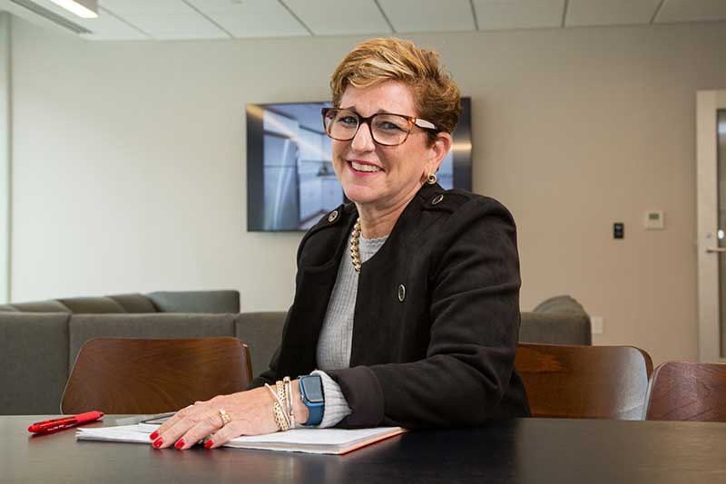 lynn-delidow-desk-lr Lynn Delidow